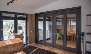 Usi de interior glisanta culoare antracit cu geam